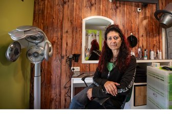 „Wo bitte ist das gerecht?“ – Eine Friseurmeisterin aus dem Vogtland und das Hickhack um Rückzahlungen von Corona-Soforthilfen - Friseurmeisterin Petra Scholz in ihrem kleinen Plauener Salon.