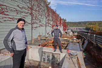 Wo bleibt die Lärmschutzwand am Sachsenring? - Lutz Niedner (links) mit Philipp Molch auf den schon gegossenen Fundamenten für die neue Lärmschutzwand. Links die bereits vorhandene Lärmschutzwand.