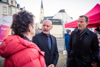 Wo BSW und CDU harmonieren: Landtagsabgeordneter eröffnet Bürgerbüro im Erzgebirge - Die BSW-Landeschefs Sabine Zimmermann und Jörg Scheibe mit Ulf Lange (M.) in Stollberg. Sein Bürgerbüro in der Bachgasse 1 hat zunächst nach Terminvereinbarung geöffnet. Anfang 2025 wird im GDZ in Annaberg ein weiteres Büro eröffnet -–mit Ingolf Huhn.