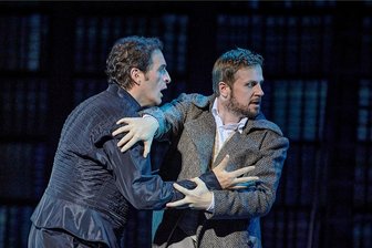 Wo Bücher brennen - Marquis Posa (Andrej Bondarenko, rechts) kann seinem Freund Don Carlo (Riccardo Massi) nicht helfen.