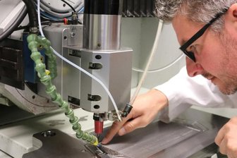 Wo CFC schon bald in erster Liga mitspielt - Udo Eckert bereitet das Werkstück für die Fertigung von Bipolarplatten vor.