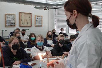 Wo Corona zu Personalausfällen führt - Für die Klasse 8 der Internationalen Oberschule in Reinsdorf läuft der Unterricht derzeit normal. Chemielehrerin Pia Langstein führt mit den Schülern Experimente durch. Andere Klassen müssen zuhause lernen. 