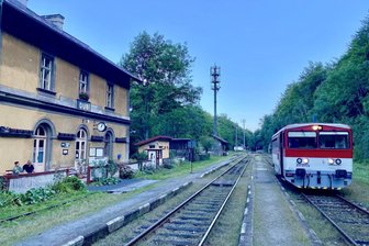 Wo Dampfloks umdrehten: Böhmischer Erzgebirgsbahnhof feiert - und wartet auf Anschluss nach Freiberg - Bahnhof Dubí/Eichwald: Die Moldauer Bahn wechselt hier die Fahrtrichtung.