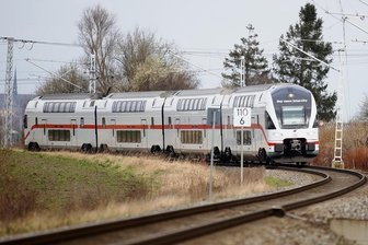 Wo das 9-Euro-Ticket auch in Fernzügen gilt und wo nicht - Ein neuer Intercity-Zug der Deutschen Bahn. Auf bundesweit acht Strecken können diese Züge mit Nahverkehrstickets genutzt werden. Das 9-Euro-Ticket wird aber nur auf zwei Verbindungen anerkannt. 