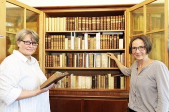 Wo das Alte neu aufbereitet wird - Angela Kugler-Kießling (l.) und Susanne Kandler an einem Regal des wissenschaftlichen Altbestandes der Universitätsbibliothek. 