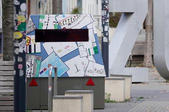 Wo das Chemnitzer Ordnungsamt seine Super-Blitzer besonders gern aufstellt - Kein neuer Tarnanstrich, sondern Kinderzeichnungen sind auf einem der Blitzeranhänger zu sehen.