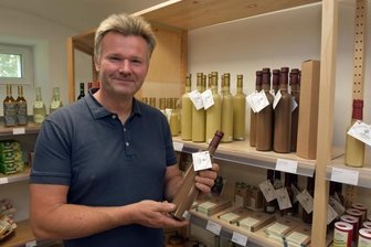 Wo das Federvieh in Ruhe gedeihen darf - Sven Börner in seinem Hofladen. Auch verschiedene Sorten Eierlikör stehen in den Regalen.