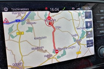 Wo das Navi irrt: Wirrwarr um Straßensperrung zwischen Erlau und Mittweida - Das im Auto fest verbauten Navi zeigt zwischen Mittweida und Geringswalde eine gesperrte Straße an. 