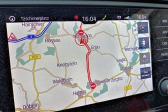 Wo das Navi irrt: Wirrwarr um Straßensperrung - Das im Auto fest verbaute Navi zeigt zwischen Mittweida und Geringswalde eine gesperrte Straße an. 