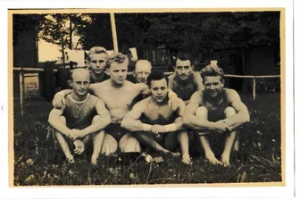 Wo das Turnen seit 150 Jahren jung bleibt - In den 1960er-Jahren trainierten die Männer, im Bild von links Günter Wolf, Günter Lyhs, Werner Ullrich, Hellmut Liebold, dahinter Dieter Wetzel, Heinz Merkel und Wolfgang Bär, immer sonntagvormittags im Freien auf dem Turnplatz neben der Turnhalle.