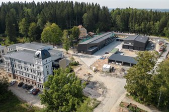 Wo das Vogtland Spitze ist: Sachsens Forstwirte lernen jetzt in Auerbach - Das Forstliche Bildungszentrum Bad Reiboldsgrün. Im Vordergrund das ehemalige Kurhaus der Lungenheilstätte, später Psychiatrie, das jetzt das Internat ist. Links dahinter Schule und Casino. Im Hintergrund der komplett neu gebaute Komplex für Werkstätten und Maschinenhalle der Forstschule. Die Außenanlagen sind noch Baustelle.