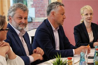 Wo dem Zwickauer Kreiselternrat der Schuh drückt - Thomas Graupner von der Bildungsagentur, Landrat Carsten Michaelis und Annett Hertel vom Kreiselternrat (von links) während der Podiumsdiskussion im Werdauer Humboldtgymnasium. 