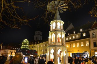 Die große Weihnachtspyramide auf dem Frankenberger Markt.
