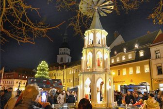 Wo der Barkas-Werker seine Runden dreht: Frankenberger schieben ihre Pyramide an - Die große Weihnachtspyramide auf dem Frankenberger Markt. 