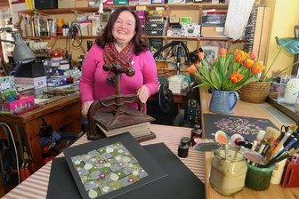 Wo der Frühling im Vogtland nicht auf sich warten lässt - Veronika Birkner-Postler in ihrem Atelier in Auerbach-Brunn, wo die floralen Bilder entstehen. Die Designerin steht an einer der historischen Druckerpressen, mit denen die Blüten und Blätter gepresst werden.