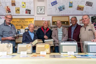 Wo der gute Klang herkam - Joachim Heintzig, Helmut Wünsche, Eberhard Große, Hans-Joachim Buckentin, Gerhard Scheffler und Andreas Voigt (v. l.) gehören zur AG Industriegeschichte Stern-Radio Rochlitz im Rochlitzer Geschichtsverein und kümmern sich um die Ausstellung. 