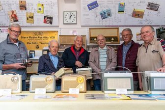 Wo der gute Klang herkam - Joachim Heintzig, Helmut Wünsche, Eberhard Große, Hans-Joachim Buckentin, Gerhard Scheffler und Andreas Voigt (v. l.) gehören zur AG Industriegeschichte Stern-Radio Rochlitz im Rochlitzer Geschichtsverein und kümmern sich um die Ausstellung. 