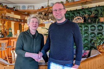 Wo der Kurfürst von Sachsen einst Rast im Erzgebirge machte: Das „Fürstenthal“ in Kleinbobritzsch - Zwei Generationen im „Fürstenthal“ im Erzgebirge: Ramona und Manuel Burgstett.