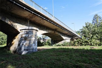 Wo der Landkreis Zwickau langsam vor sich hinbröckelt: Hälfte aller Brücken sind marode - Die 1890 errichtete Muldenbrücke in Wilkau-Haßlau wartet seit Jahren auf eine Sanierung.