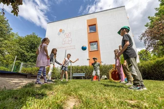 Wo der Neubau der Kita „Mischka“ in Auerbach entstehen soll - Die Tage der Kita „Mischka“ sind gezählt. In der Albert-Schweizer-Straße entsteht bis 2027 der Neubau.