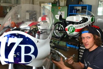 Wo der Pilot noch selbst schraubt - Moritz Nestler hat ein prestigeträchtiges Motorradrennen im tschechischen Horice gewonnen. Dieser Erfolg blieb seinem Vater bisher verwehrt, dennoch sind die beiden beruflich und privat ein eingespieltes Team. 