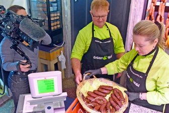 Wo der Ur-Knacker zuhause ist - Mandy und Ingolf Fischer haben in ihrer Wurstmanufaktur "Grüner Wald" den sächsischen Ur-Knacker hergestellt. Dabei wurden sie von einem Kamerateam begleitet. 