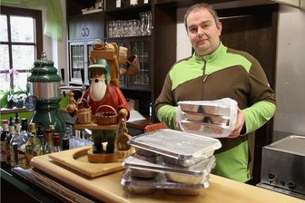 Wo der Weihnachtsbraten in Mittelsachsen abgeholt werden kann - Kevin Lohse hat seine Gaststätte "Finkenmühle" in Flöha noch geöffnet. Sollte er über Weihnachten schließen müssen, bietet er wie jetzt bereits einen Abholservice an.