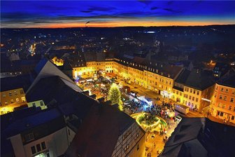 Wo der Weihnachtsmann am Wochenende unterwegs ist - In Frankenberg ist an diesem Wochenende Weihnachtsmarkt. Vom Kirchturm aus gesehen, leuchtet Chemnitz am Horizont. 