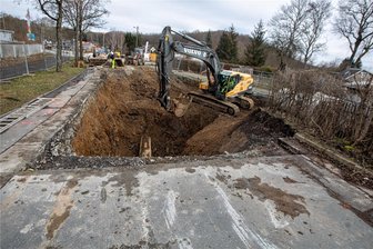 Wo der Zwav im Vogtland seine Bau-Schwerpunkte setzt - Eine aktuelle Großbaustelle des Zweckverbandes Wasser und Abwasser Vogtland befindet sich an der Seumestraße in Plauen. Im finalen Bauabschnitt werden Rohre an das neue Regenüberlaufbecken angeschlossen.