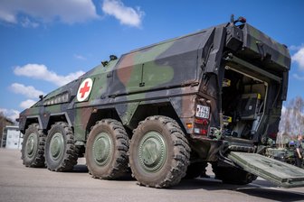 Wo deutsche Waffen für Israel wichtig sind - Sanitätsfahrzeug „Boxer“ der Bundeswehr. Gepanzerte Fahrzeuge wie dieses werden vorerst nicht mehr nach Israel geliefert.