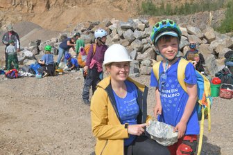 Wo die Bachstelze im Radlader brütet: Naundorfer Steinbruch birgt viele Überraschungen - Christina und Flinn (8) von den Mineralinos der Terra Mineralia sammelten im Naundorfer Steinbruch Quarz beziehungsweise Schwerspat.
