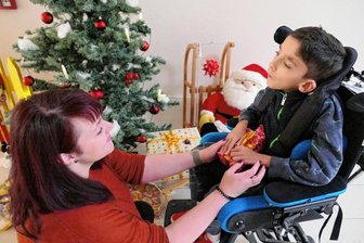 Wo die Bescherung alltäglich ist - Schulbegleiterin Franziska Grünberg, hier in der weihnachtlich geschmückten Schule, ist für Max schon fast so etwas wie ein Familienmitglied.