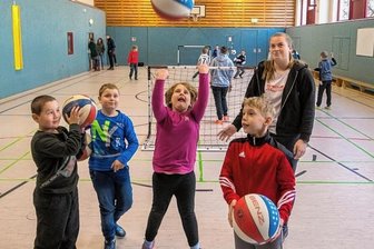 Wo die "Bewegte Pause" zum Unterricht gehört - Die körperliche Betätigung im Rahmen des Ganztagsangebotes "Bewegte Pause" (hier Basketball, wobei Praktikantin Sophie Reinhardt Hilfestellung gibt) hilft laut Schulleiterin Katrin Gasdzik vielen Kindern dabei, sich während der Unterrichtsstunden zu konzentrieren.