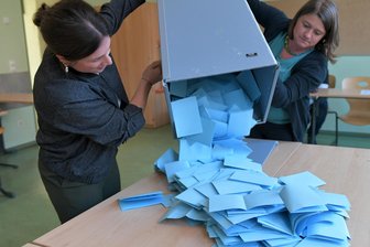 Wo die eifrigsten Wähler wohnen: Was die Zahlen der OB-Wahl in Freiberg verraten - Wahl zum OB der Stadt Freiberg: In der Oberschule Clara Zetkin werden Stimmen ausgezählt.