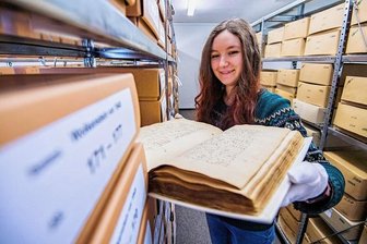 Wo die erzgebirgischen Kommunen ihre Akten lagern und warum das jetzt Geld kostet - Michelle Mittag, Mitarbeiterin im Kreisarchiv Jahnsdorf, kennt sich mit alten Akten und Dokumenten aus. Hier zeigt sie einen Bucheinband mit Rechtsdokumenten und Ratsprotokollen aus Wolkenstein. 