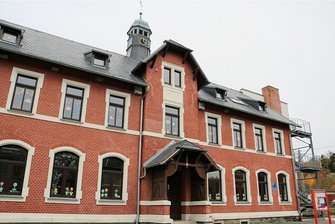 Wo die Gemeinde Weischlitz in diesem Jahr investieren will - Die weitere Digitalisierung der Weischlitzer Schulen - im Foto die Grundschule in Weischlitz - ist für dieses Jahr geplant.