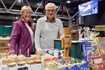 Wo die Herzen von Trödel-Fans in Chemnitz höher schlagen: „Wir sind Ossis, wir hauen nichts weg“ - Hannelore und Reinhard Franke sind private Händler aus Dresden.
