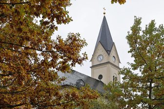 Wo die Jagdhörner klingen: Wüstenbrand feiert seine erste Hubertusmesse - In der Kirche Wüstenbrand wird am Sonntag eine Hubertusmesse gefeiert.