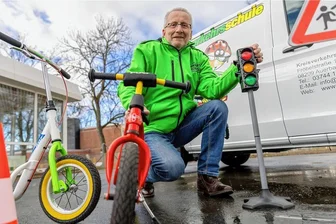 Wo die jüngsten Radfahrer des Vogtlandes bald einen neuen Verkehrsgarten vorfinden - Thomas Simmert ist neuer Chef der Kreisverkehrswacht Vogtland. Mit der mobilen Kindergartenverkehrsschule kommen er, die Mitarbeiter der Verkehrswacht und Partner von der Polizei zu den Jüngsten. Roller, Laufrad, Miniampel und Co sind bei ihnen absolut begehrt.