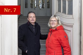Wo die Jugend heute noch den Ton angibt - Das historische Portal der einstigen Posamentenfachschule dient im Beruflichen Schulzentrum des Erzgebirgskreises lediglich noch als Fluchttür. Schulleiter ist Thomas Müller, seine Stellvertreterin Susanne Gnauck.