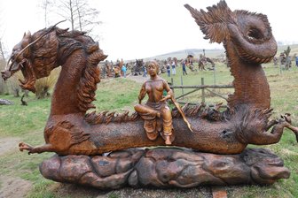 Wo die Kettensägen schnitzen: Saisonauftakt in Blockhausen bei Dorfchemnitz - Überall in Blockhausen stehen mystische und märchenhafte Holzfiguren.