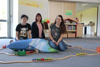 Wo die Kinder aus der ausgebrannten Kita Rothenkirchen jetzt Platz zum Spielen, Essen und Schlafen haben - Die Erzieherinnen Martina Hajek, Tanja Günther und Josephine Arnold sind froh, in der Landeskirchlichen Gemeinschaft bleiben zu können.