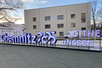 Wo die Kulturhauptstadt ins Auge fällt - Vor der Hartmannfabrik, der Kulturhauptstadt-Zentrale, steht nun dieser Schriftzug. Er leuchtet im Dunkeln.