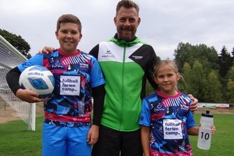 Wo die Mischung aus Training und Freizeit passt - Henry und Nancy Baumgärtel aus Marieney im extra angefertigten Jubiläums-Outfit zusammen mit Camp-Chef Matthias Krauß.