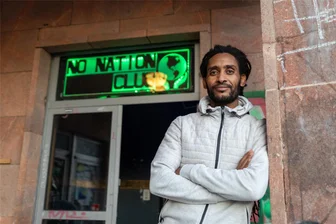 Wo die Nationalität keine Rolle spielt: Eritreer eröffnet in Chemnitz neuen Club - Wedeb Habteab vor dem „No Nation Club“. Der Eritreer sagt, in seinem Club soll die Nationalität der Besucher keine Rolle spielen.