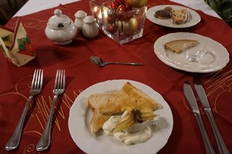 Wo die Neunerlei-Tradition weiterlebt - Soll das Omen für großes Geld im nächsten Jahr sein: Hering mit Apfelschmand und Toast beim traditionellen Neunerlei-Essen.