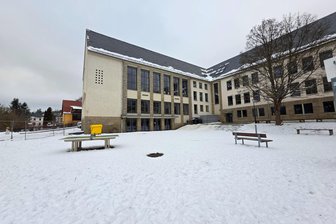 Wo die Stadt Bad Elster investiert - und wann sie Schulden abbaut - Die Schule in Bad Elster ist mit dem Turnhallenbau und Brandschutzmaßnahmen in diesem Jahr der größte Investitions-Schwerpunkt in der Bäderstadt.