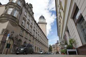 Wo die Stadt Plauen künftig KI einsetzen will - und Bürger das zu spüren bekommen - In der Stadtverwaltung (links) soll künftig Künstliche Intelligenz zum Einsatz kommen.