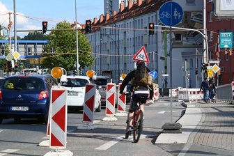 Wo diese Woche an Straßen gebaut wird - Die Baumaßnahme auf der Annaberger Straße zwischen Treffurthstraße und Gustav-Freytag-Straße (im Bild aus Richtung Reichsstraße aufgenommen) gehört zu den langfristigen in der Stadt. Dort werden Abwasserkanal, Straßenbahngleise und Eisenbahnbrücke saniert. Der Straßenbau schließt sich an. Geplant ist, dass die Arbeiten Ende dieses Jahres abgeschlossen werden.