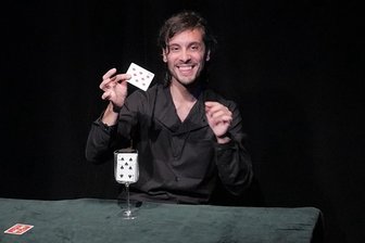 Wo Dinge dicht vor den Augen des Publikums verschwinden: Leipzig hat ein neues Zaubertheater - Alfonso Rituerto, hier mut einem Kartentrick, ist einer der führenden Köpfe hinter dem Geheimen Theater in Leipzig.